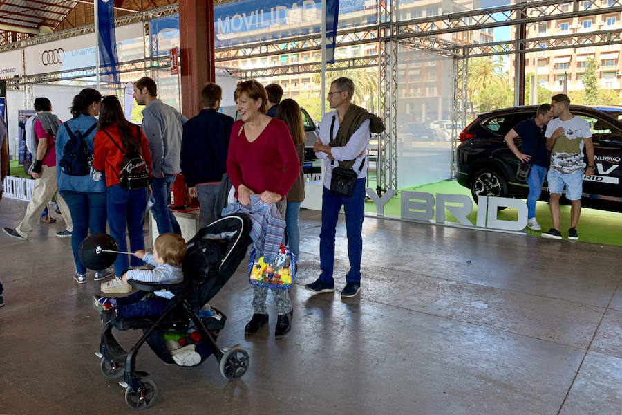 Éxito rotundo de la Feria ECOMOV. Miles de personas se han acercado a La Marina de Valencia para conocer las últimas novedades en eco-movilidad: coches, motos y bicicletas eléctricas. Del viernes 17 al domingo 19 de mayo, se han realizado cientos de pruebas para dar a conocer al público la realidad de los nuevos vehículos ecológicos.