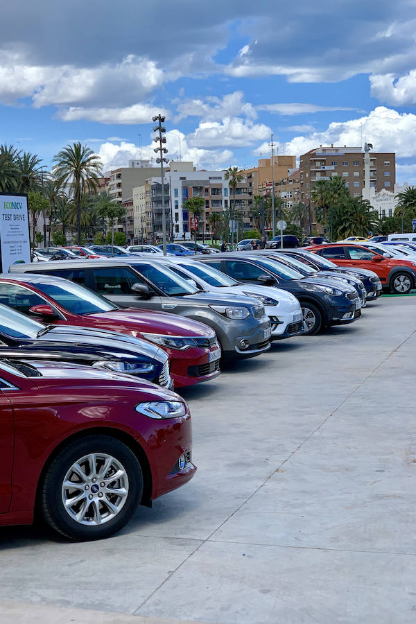 Éxito rotundo de la Feria ECOMOV. Miles de personas se han acercado a La Marina de Valencia para conocer las últimas novedades en eco-movilidad: coches, motos y bicicletas eléctricas. Del viernes 17 al domingo 19 de mayo, se han realizado cientos de pruebas para dar a conocer al público la realidad de los nuevos vehículos ecológicos.