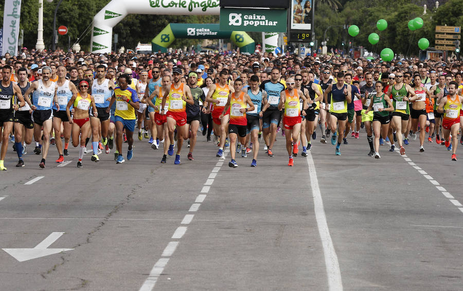 La Volta a Peu ya tiene nuevos vencedores. Los atletas del Cárnicas Serrano, Alberto López y Marta Esteban han sido los más rápidos en sus respectivas categorías y se han alzado con el oro de la prueba con más historia de la ciudad de Valencia. Más de 10.000 personas han participado en una carrera. 