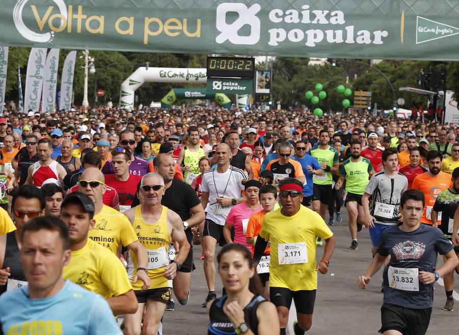 La Volta a Peu ya tiene nuevos vencedores. Los atletas del Cárnicas Serrano, Alberto López y Marta Esteban han sido los más rápidos en sus respectivas categorías y se han alzado con el oro de la prueba con más historia de la ciudad de Valencia. Más de 10.000 personas han participado en una carrera. 