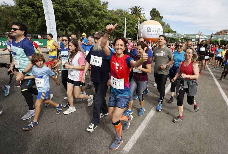 La Volta a Peu ya tiene nuevos vencedores. Los atletas del Cárnicas Serrano, Alberto López y Marta Esteban han sido los más rápidos en sus respectivas categorías y se han alzado con el oro de la prueba con más historia de la ciudad de Valencia. Más de 10.000 personas han participado en una carrera. 