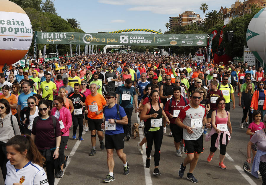 La Volta a Peu ya tiene nuevos vencedores. Los atletas del Cárnicas Serrano, Alberto López y Marta Esteban han sido los más rápidos en sus respectivas categorías y se han alzado con el oro de la prueba con más historia de la ciudad de Valencia. Más de 10.000 personas han participado en una carrera. 