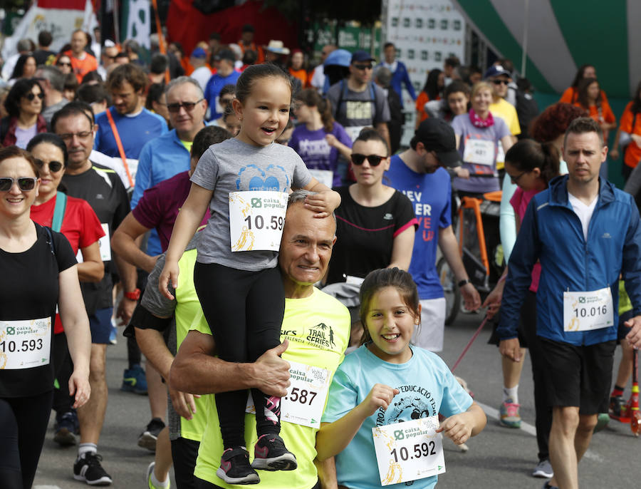 La Volta a Peu ya tiene nuevos vencedores. Los atletas del Cárnicas Serrano, Alberto López y Marta Esteban han sido los más rápidos en sus respectivas categorías y se han alzado con el oro de la prueba con más historia de la ciudad de Valencia. Más de 10.000 personas han participado en una carrera. 