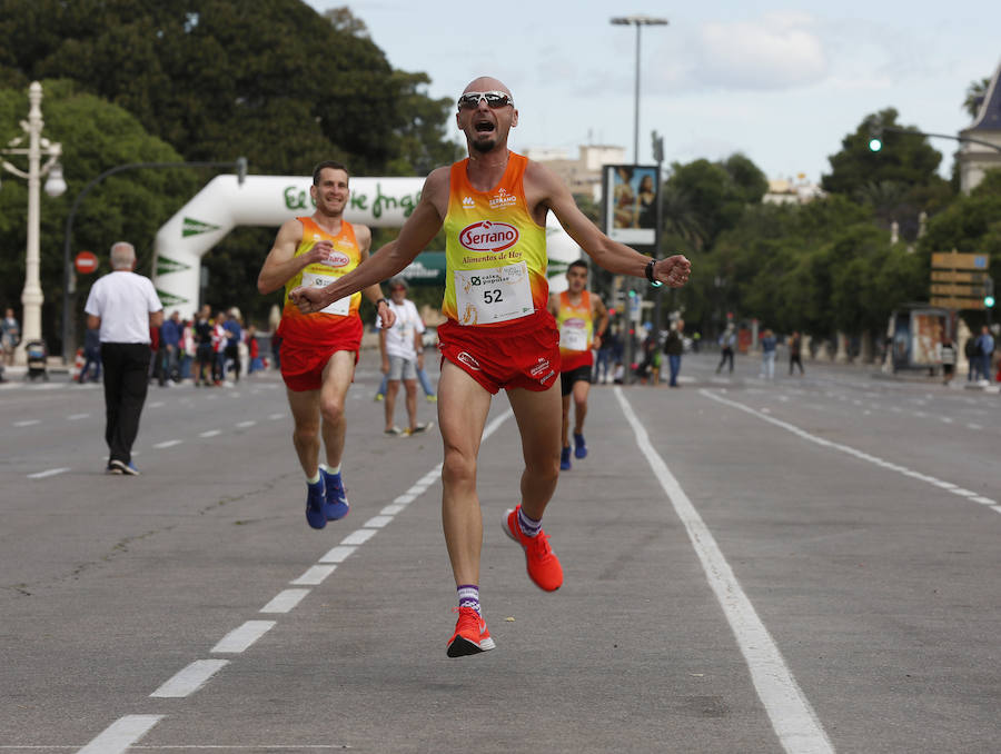 La Volta a Peu ya tiene nuevos vencedores. Los atletas del Cárnicas Serrano, Alberto López y Marta Esteban han sido los más rápidos en sus respectivas categorías y se han alzado con el oro de la prueba con más historia de la ciudad de Valencia. Más de 10.000 personas han participado en una carrera. 