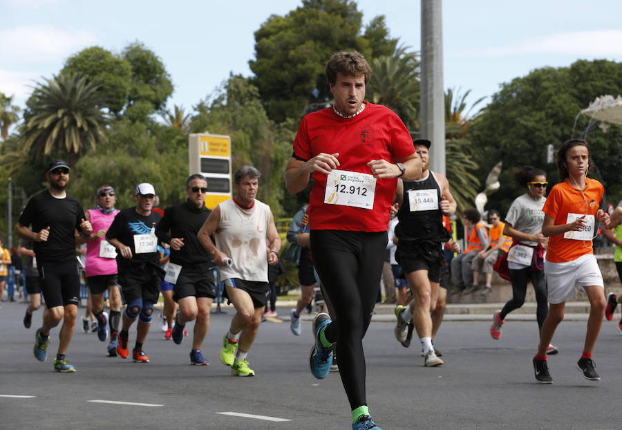 La Volta a Peu ya tiene nuevos vencedores. Los atletas del Cárnicas Serrano, Alberto López y Marta Esteban han sido los más rápidos en sus respectivas categorías y se han alzado con el oro de la prueba con más historia de la ciudad de Valencia. Más de 10.000 personas han participado en una carrera. 