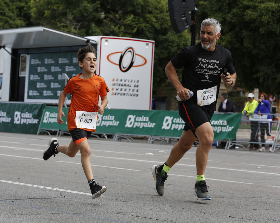 La Volta a Peu ya tiene nuevos vencedores. Los atletas del Cárnicas Serrano, Alberto López y Marta Esteban han sido los más rápidos en sus respectivas categorías y se han alzado con el oro de la prueba con más historia de la ciudad de Valencia. Más de 10.000 personas han participado en una carrera. 