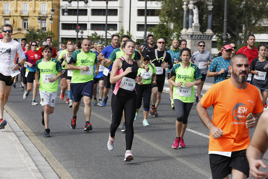 La Volta a Peu ya tiene nuevos vencedores. Los atletas del Cárnicas Serrano, Alberto López y Marta Esteban han sido los más rápidos en sus respectivas categorías y se han alzado con el oro de la prueba con más historia de la ciudad de Valencia. Más de 10.000 personas han participado en una carrera. 