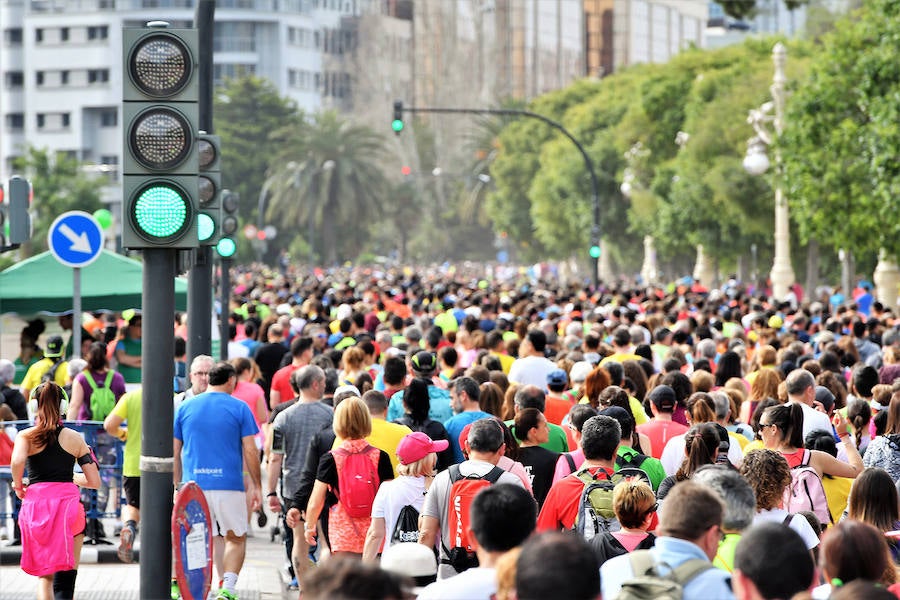 La Volta a Peu ya tiene nuevos vencedores. Los atletas del Cárnicas Serrano, Alberto López y Marta Esteban han sido los más rápidos en sus respectivas categorías y se han alzado con el oro de la prueba con más historia de la ciudad de Valencia. Más de 10.000 personas han participado en una carrera. 