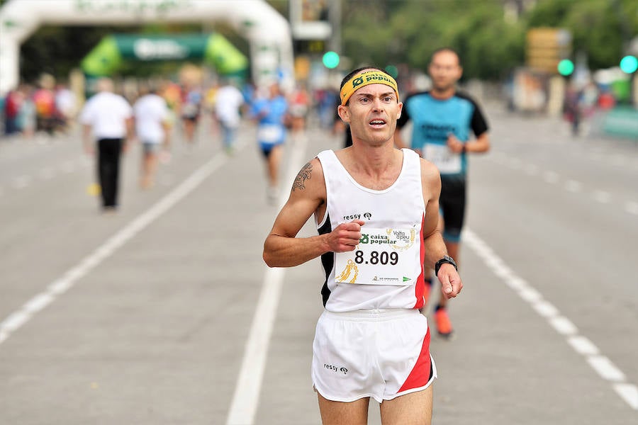 La Volta a Peu ya tiene nuevos vencedores. Los atletas del Cárnicas Serrano, Alberto López y Marta Esteban han sido los más rápidos en sus respectivas categorías y se han alzado con el oro de la prueba con más historia de la ciudad de Valencia. Más de 10.000 personas han participado en una carrera. 