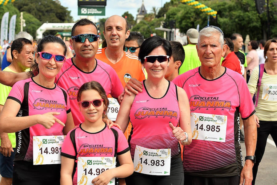 La Volta a Peu ya tiene nuevos vencedores. Los atletas del Cárnicas Serrano, Alberto López y Marta Esteban han sido los más rápidos en sus respectivas categorías y se han alzado con el oro de la prueba con más historia de la ciudad de Valencia. Más de 10.000 personas han participado en una carrera. 