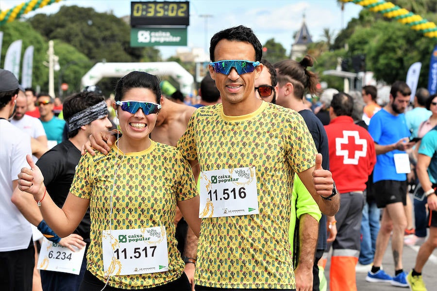 La Volta a Peu ya tiene nuevos vencedores. Los atletas del Cárnicas Serrano, Alberto López y Marta Esteban han sido los más rápidos en sus respectivas categorías y se han alzado con el oro de la prueba con más historia de la ciudad de Valencia. Más de 10.000 personas han participado en una carrera. 