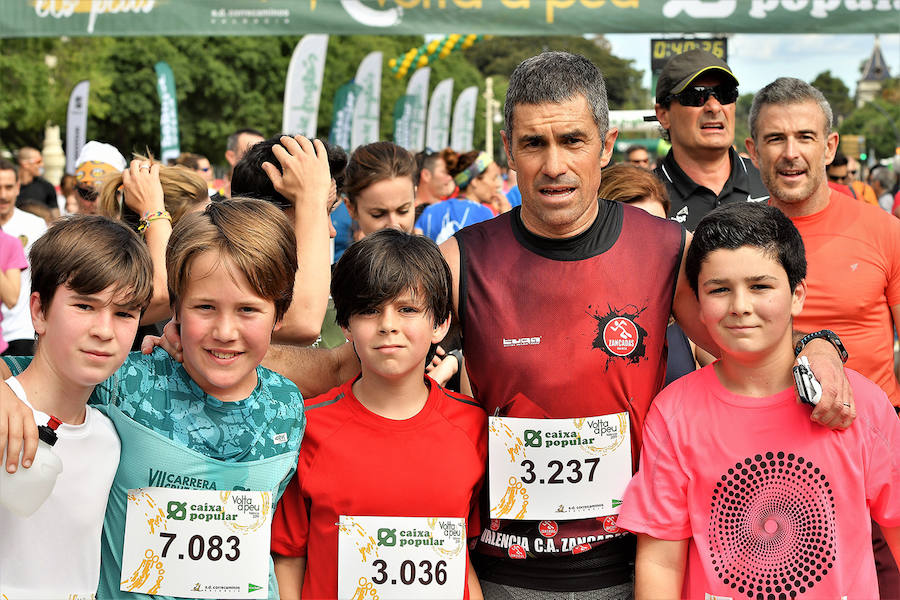 La Volta a Peu ya tiene nuevos vencedores. Los atletas del Cárnicas Serrano, Alberto López y Marta Esteban han sido los más rápidos en sus respectivas categorías y se han alzado con el oro de la prueba con más historia de la ciudad de Valencia. Más de 10.000 personas han participado en una carrera. 