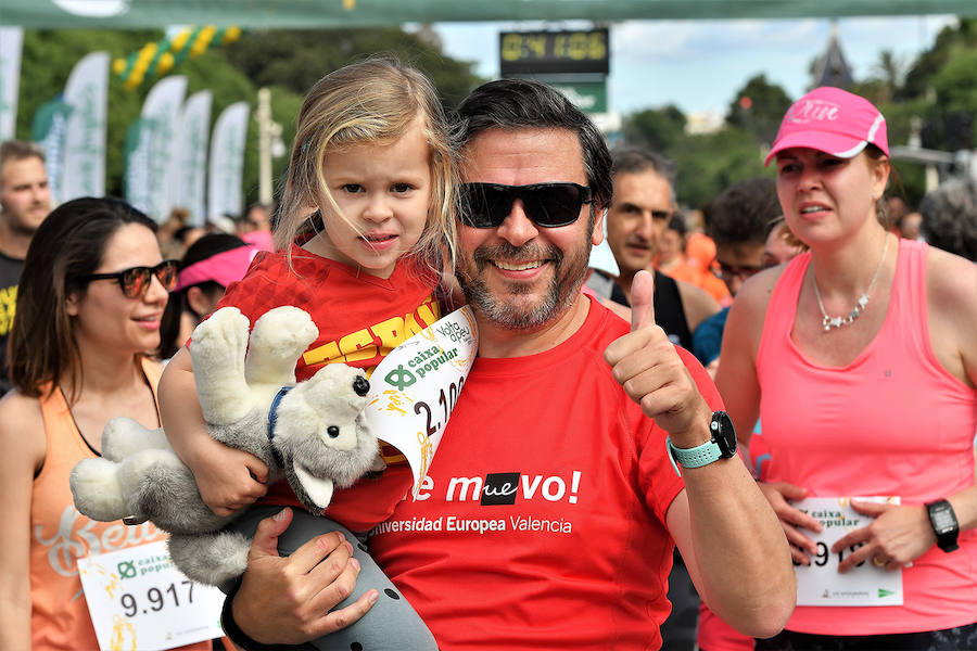 La Volta a Peu ya tiene nuevos vencedores. Los atletas del Cárnicas Serrano, Alberto López y Marta Esteban han sido los más rápidos en sus respectivas categorías y se han alzado con el oro de la prueba con más historia de la ciudad de Valencia. Más de 10.000 personas han participado en una carrera. 