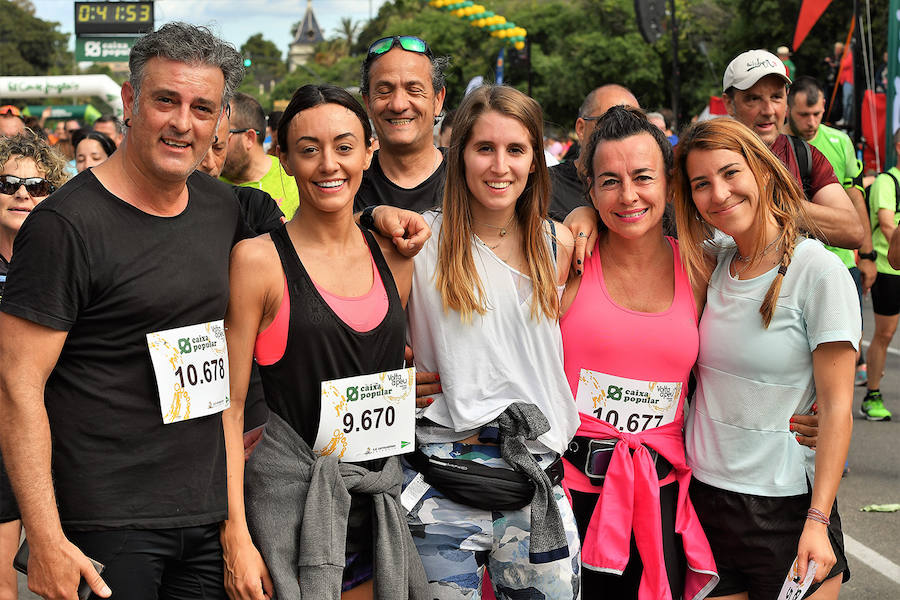 La Volta a Peu ya tiene nuevos vencedores. Los atletas del Cárnicas Serrano, Alberto López y Marta Esteban han sido los más rápidos en sus respectivas categorías y se han alzado con el oro de la prueba con más historia de la ciudad de Valencia. Más de 10.000 personas han participado en una carrera. 