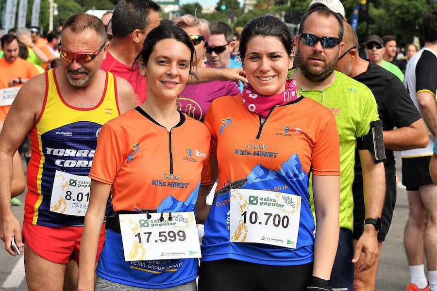 La Volta a Peu ya tiene nuevos vencedores. Los atletas del Cárnicas Serrano, Alberto López y Marta Esteban han sido los más rápidos en sus respectivas categorías y se han alzado con el oro de la prueba con más historia de la ciudad de Valencia. Más de 10.000 personas han participado en una carrera. 