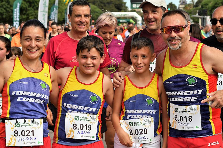 La Volta a Peu ya tiene nuevos vencedores. Los atletas del Cárnicas Serrano, Alberto López y Marta Esteban han sido los más rápidos en sus respectivas categorías y se han alzado con el oro de la prueba con más historia de la ciudad de Valencia. Más de 10.000 personas han participado en una carrera. 