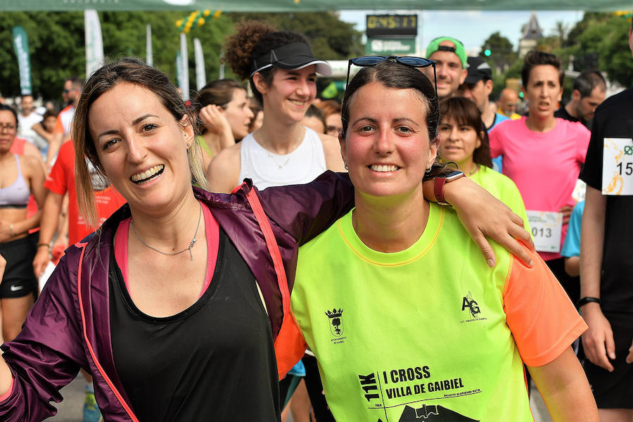 La Volta a Peu ya tiene nuevos vencedores. Los atletas del Cárnicas Serrano, Alberto López y Marta Esteban han sido los más rápidos en sus respectivas categorías y se han alzado con el oro de la prueba con más historia de la ciudad de Valencia. Más de 10.000 personas han participado en una carrera. 