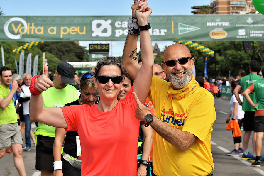 La Volta a Peu ya tiene nuevos vencedores. Los atletas del Cárnicas Serrano, Alberto López y Marta Esteban han sido los más rápidos en sus respectivas categorías y se han alzado con el oro de la prueba con más historia de la ciudad de Valencia. Más de 10.000 personas han participado en una carrera. 