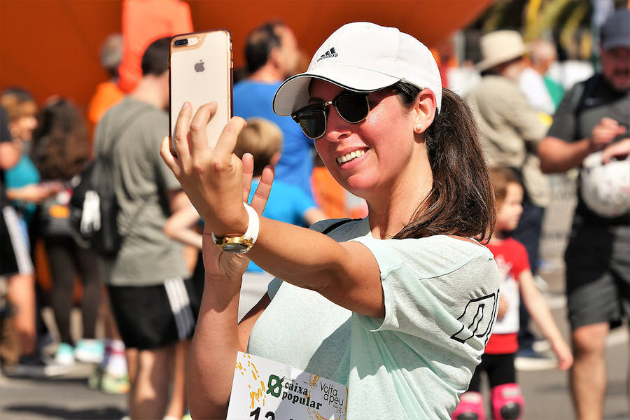 La Volta a Peu ya tiene nuevos vencedores. Los atletas del Cárnicas Serrano, Alberto López y Marta Esteban han sido los más rápidos en sus respectivas categorías y se han alzado con el oro de la prueba con más historia de la ciudad de Valencia. Más de 10.000 personas han participado en una carrera. 