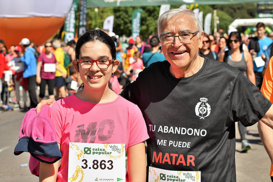 La Volta a Peu ya tiene nuevos vencedores. Los atletas del Cárnicas Serrano, Alberto López y Marta Esteban han sido los más rápidos en sus respectivas categorías y se han alzado con el oro de la prueba con más historia de la ciudad de Valencia. Más de 10.000 personas han participado en una carrera. 