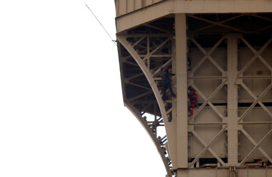 Fotos: Evacúan y cierran la Torre Eiffel después de hallar a un hombre escalando la estructura