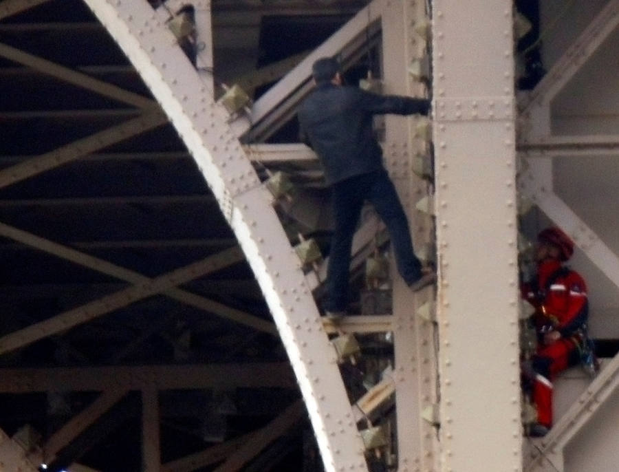 Fotos: Evacúan y cierran la Torre Eiffel después de hallar a un hombre escalando la estructura