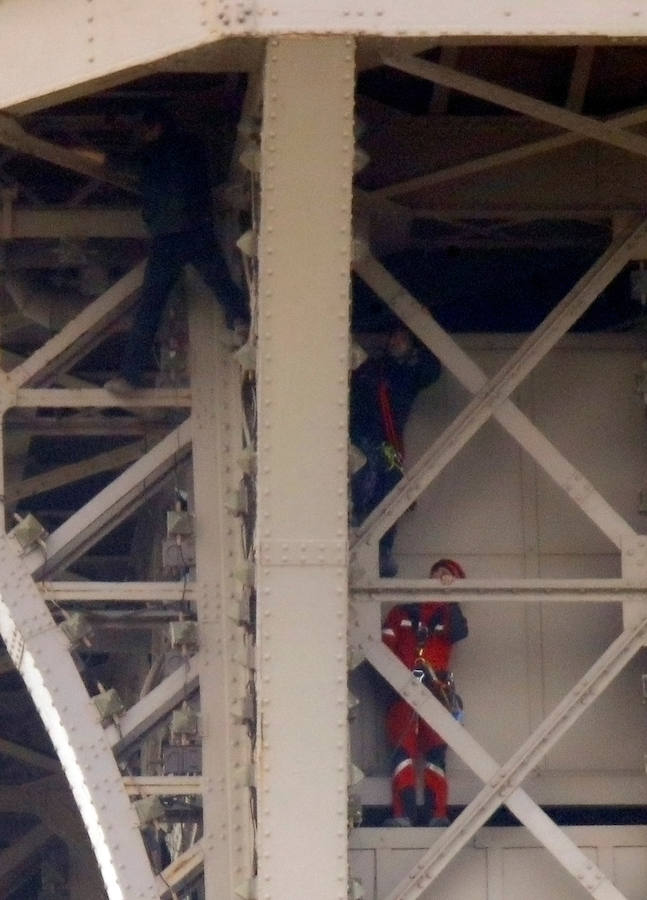 Fotos: Evacúan y cierran la Torre Eiffel después de hallar a un hombre escalando la estructura