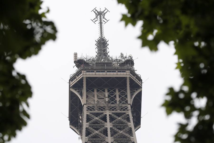 Fotos: Evacúan y cierran la Torre Eiffel después de hallar a un hombre escalando la estructura