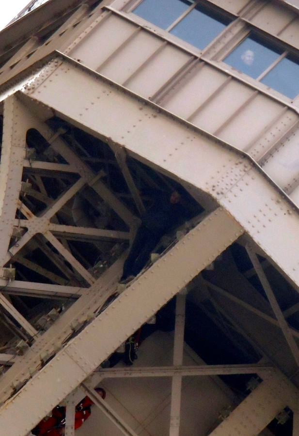 Fotos: Evacúan y cierran la Torre Eiffel después de hallar a un hombre escalando la estructura