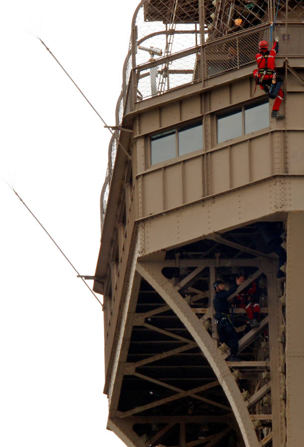 Fotos: Evacúan y cierran la Torre Eiffel después de hallar a un hombre escalando la estructura