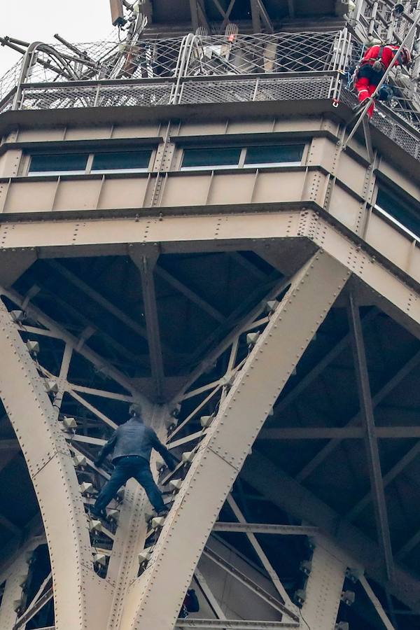 Fotos: Evacúan y cierran la Torre Eiffel después de hallar a un hombre escalando la estructura