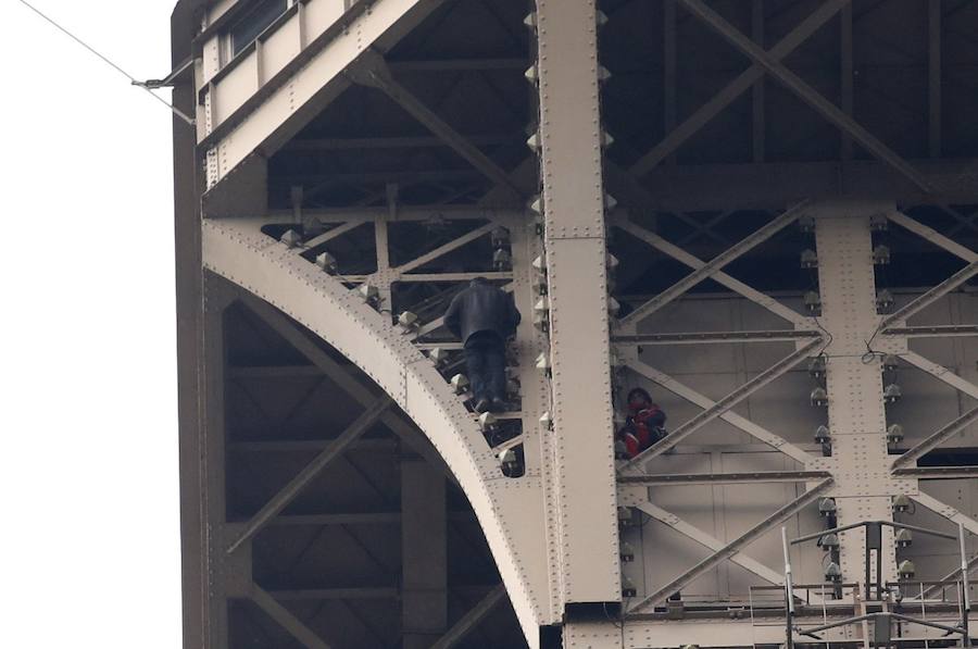 Fotos: Evacúan y cierran la Torre Eiffel después de hallar a un hombre escalando la estructura