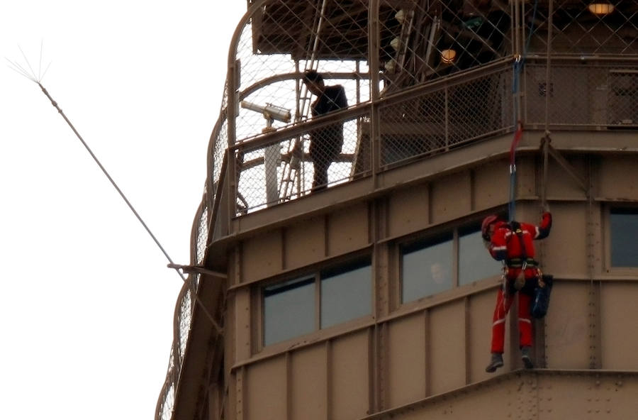 Fotos: Evacúan y cierran la Torre Eiffel después de hallar a un hombre escalando la estructura