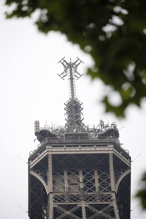 Fotos: Evacúan y cierran la Torre Eiffel después de hallar a un hombre escalando la estructura