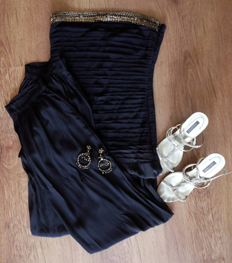 Beatriz Abril empezó a trabajar desde muy joven en la agencia de publicidad de su padre, hasta que se independizó y cambió una profesión por su gran pasión: el yoga. Su fondo de armario refleja perfectamente este concepto de vida. Abundan las prendas cómodas: vestidos de algodón, pantalones anchos, zapatillas, todo con un punto hippy como los estampados desteñidos y los tejidos de ganchillo. «Hace diez años me arreglaba muchísimo más, pero ahora tengo tendencia a la comodidad.