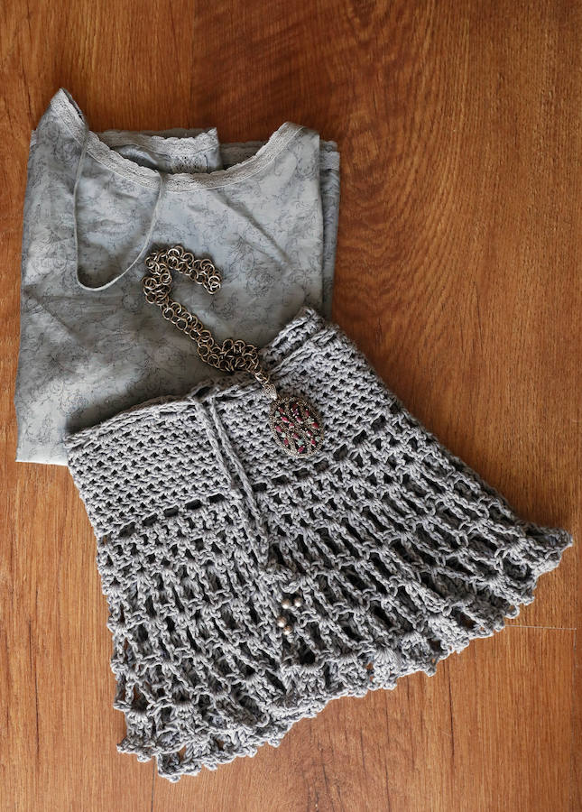 Beatriz Abril empezó a trabajar desde muy joven en la agencia de publicidad de su padre, hasta que se independizó y cambió una profesión por su gran pasión: el yoga. Su fondo de armario refleja perfectamente este concepto de vida. Abundan las prendas cómodas: vestidos de algodón, pantalones anchos, zapatillas, todo con un punto hippy como los estampados desteñidos y los tejidos de ganchillo. «Hace diez años me arreglaba muchísimo más, pero ahora tengo tendencia a la comodidad.