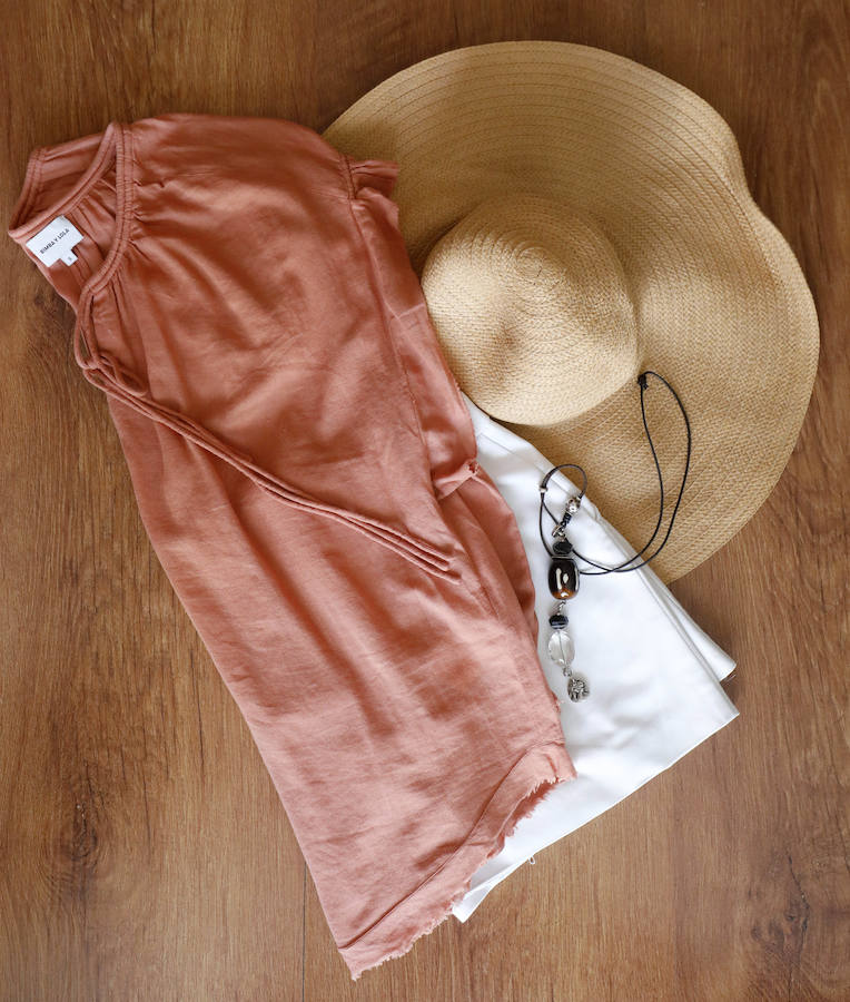 Beatriz Abril empezó a trabajar desde muy joven en la agencia de publicidad de su padre, hasta que se independizó y cambió una profesión por su gran pasión: el yoga. Su fondo de armario refleja perfectamente este concepto de vida. Abundan las prendas cómodas: vestidos de algodón, pantalones anchos, zapatillas, todo con un punto hippy como los estampados desteñidos y los tejidos de ganchillo. «Hace diez años me arreglaba muchísimo más, pero ahora tengo tendencia a la comodidad.