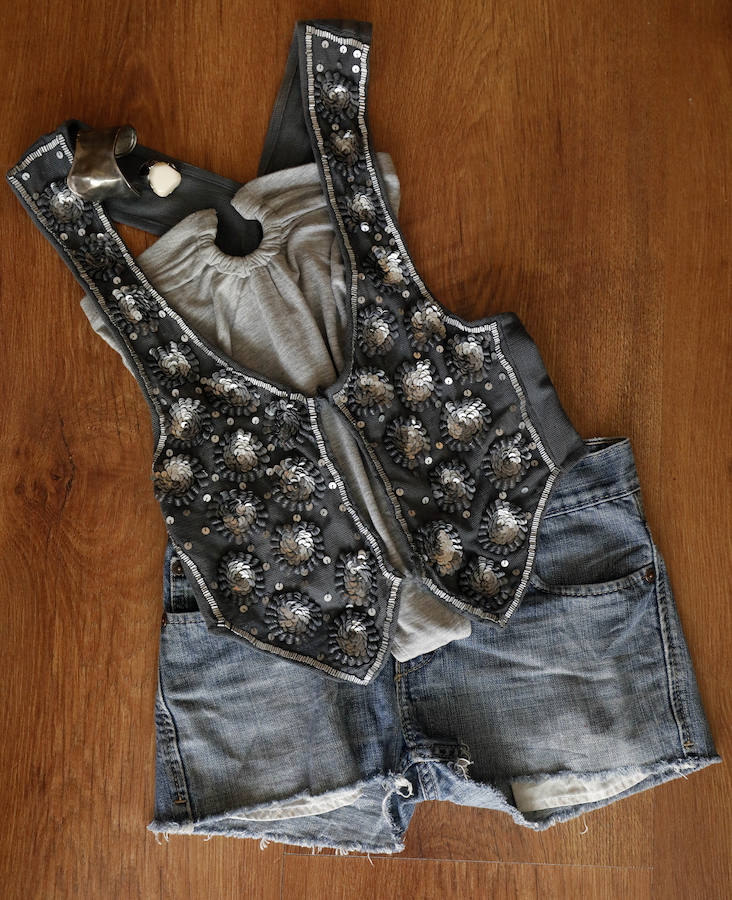 Beatriz Abril empezó a trabajar desde muy joven en la agencia de publicidad de su padre, hasta que se independizó y cambió una profesión por su gran pasión: el yoga. Su fondo de armario refleja perfectamente este concepto de vida. Abundan las prendas cómodas: vestidos de algodón, pantalones anchos, zapatillas, todo con un punto hippy como los estampados desteñidos y los tejidos de ganchillo. «Hace diez años me arreglaba muchísimo más, pero ahora tengo tendencia a la comodidad.