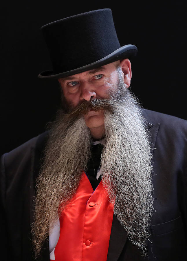 Bélgica acoge, un año más, su famoso torneo mundial de barbas y bigotes. La competencia internacional de tres días se lleva a cabo en la ciudad belga de Amberes. Este torneo, organizado por la Asociación Mundial de Barbas y Bigotes (WBMA, por sus siglas en inglés), reúne a hombres con los más insólitos bigotes y barbas de todo el mundo.