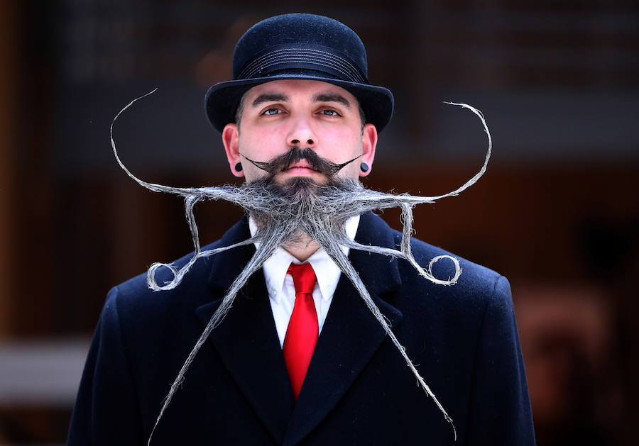 Bélgica acoge, un año más, su famoso torneo mundial de barbas y bigotes. La competencia internacional de tres días se lleva a cabo en la ciudad belga de Amberes. Este torneo, organizado por la Asociación Mundial de Barbas y Bigotes (WBMA, por sus siglas en inglés), reúne a hombres con los más insólitos bigotes y barbas de todo el mundo.