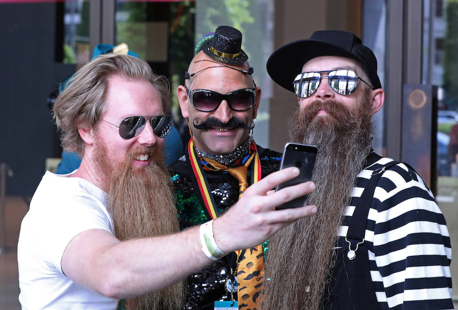 Bélgica acoge, un año más, su famoso torneo mundial de barbas y bigotes. La competencia internacional de tres días se lleva a cabo en la ciudad belga de Amberes. Este torneo, organizado por la Asociación Mundial de Barbas y Bigotes (WBMA, por sus siglas en inglés), reúne a hombres con los más insólitos bigotes y barbas de todo el mundo.