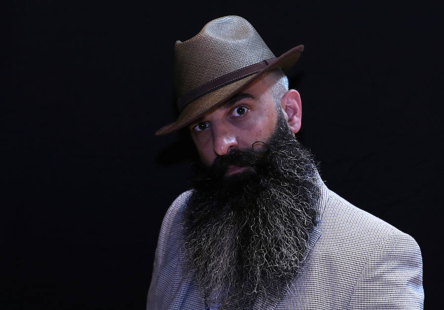 Bélgica acoge, un año más, su famoso torneo mundial de barbas y bigotes. La competencia internacional de tres días se lleva a cabo en la ciudad belga de Amberes. Este torneo, organizado por la Asociación Mundial de Barbas y Bigotes (WBMA, por sus siglas en inglés), reúne a hombres con los más insólitos bigotes y barbas de todo el mundo.