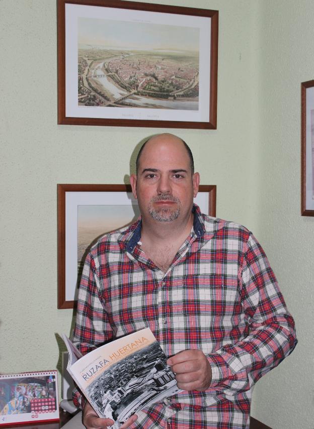 Javier Navarro, con su libro. 