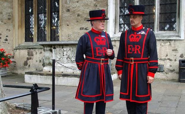 Los Yeomen 'beefeaters', con el traje de diario.