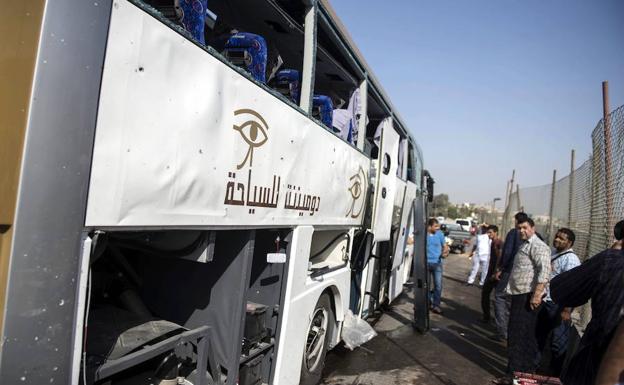 Estado en el que quedó el autobús en el que viajaba un grupo de turistas este domingo, tras la explosión a su paso en Guiza, cerca de las Pirámides.