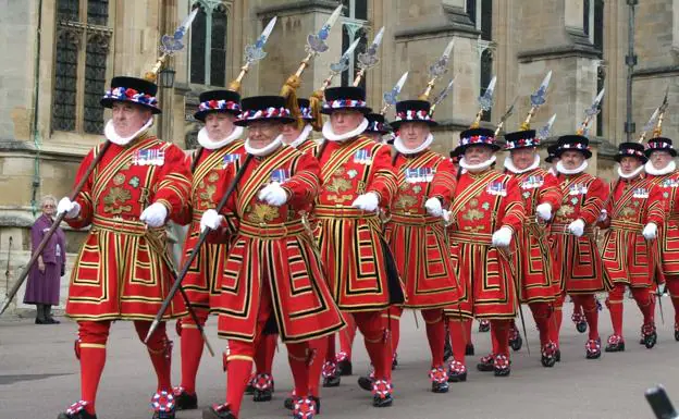Algunos de los 'beefeaters' de la Torre de Londres, con el traje Tudor.