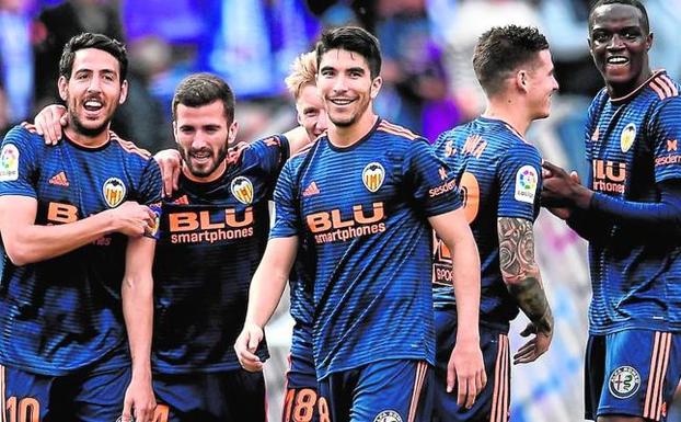 Parejo, Gayà, Wass, Soler, Mina y Diakhaby celebran el pase a Champions en Zorrilla. 