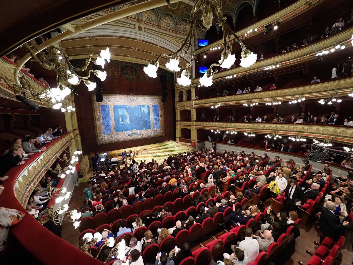 Juanjo Llorens, Taules Teatre y 'Genovese' logran el reconocimiento al teatro de la Comunitat en una noche que homenajea a Concha Velasco