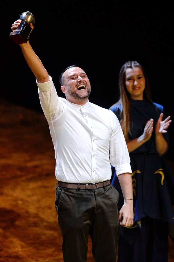 Juanjo Llorens, Taules Teatre y 'Genovese' logran el reconocimiento al teatro de la Comunitat en una noche que homenajea a Concha Velasco