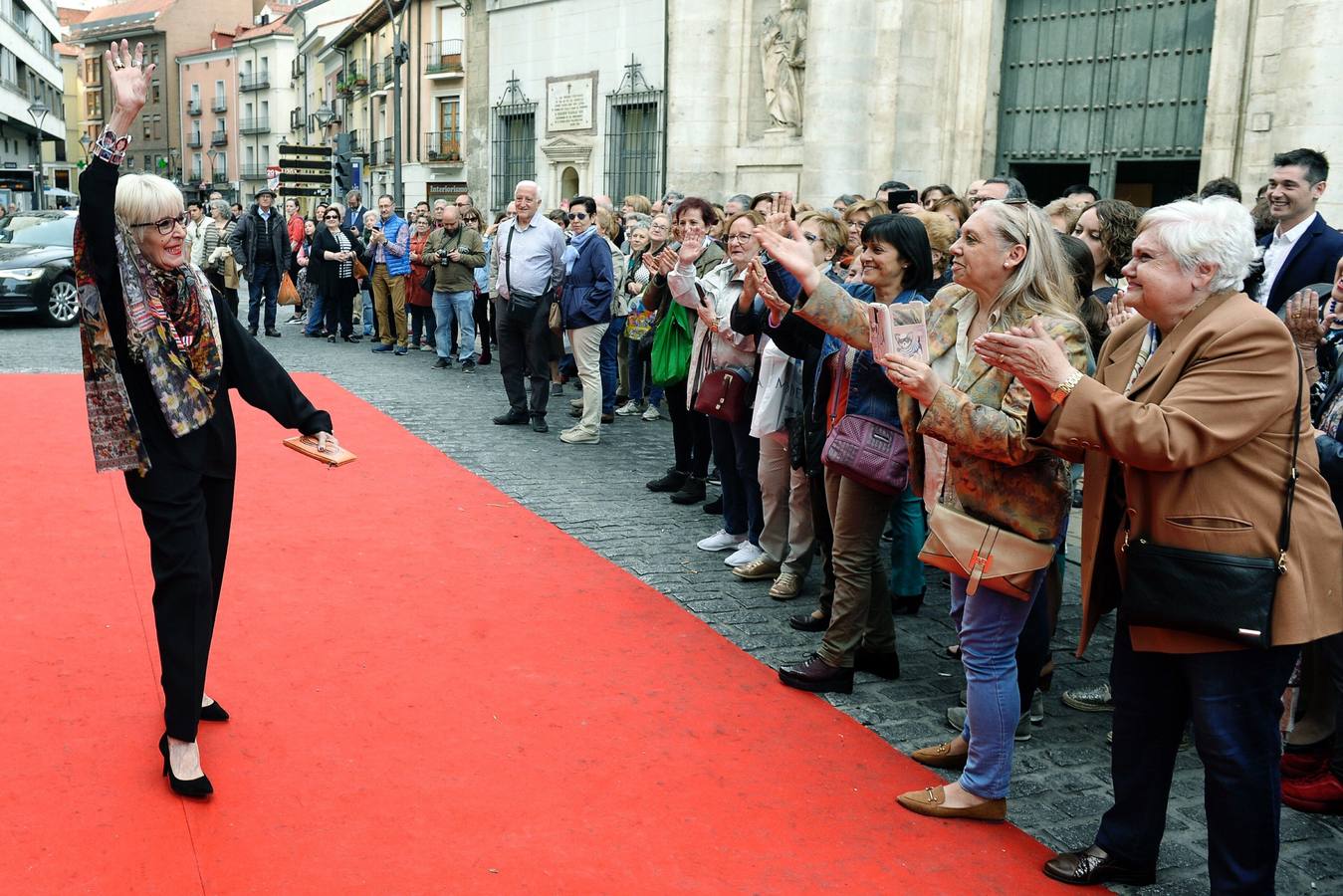 Juanjo Llorens, Taules Teatre y 'Genovese' logran el reconocimiento al teatro de la Comunitat en una noche que homenajea a Concha Velasco